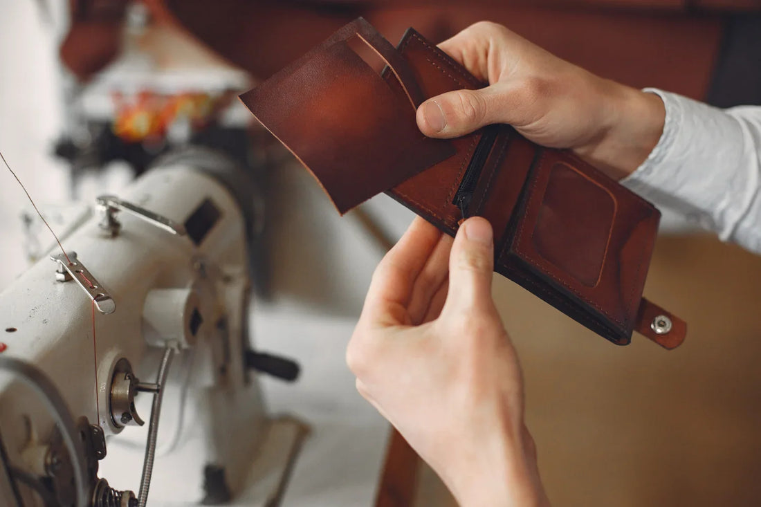 Man creates leather ware - (credit:freepik)